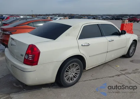 2010 Chrysler 300 Touring z USA, uszkodzony, nr VIN 2C3CA4CD4AH213499